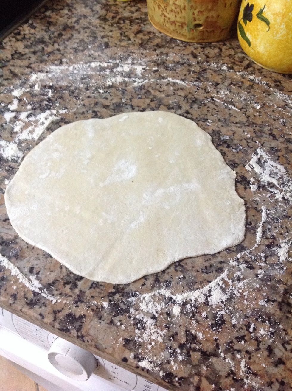 Cogemos la masa despues de los 30" y la amasamos hasta hacer una masa asi de fina