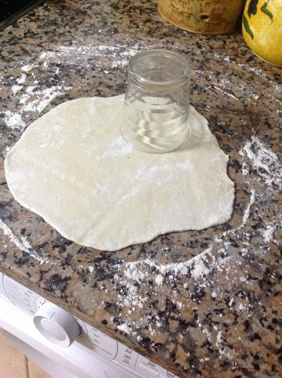 Cogemos un vaso y cortamos circulos