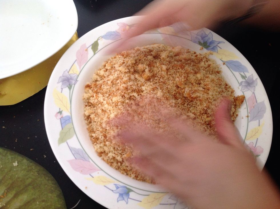 Cojemos un plato grande o un bol y desmigamos con las manos el bizcocho.