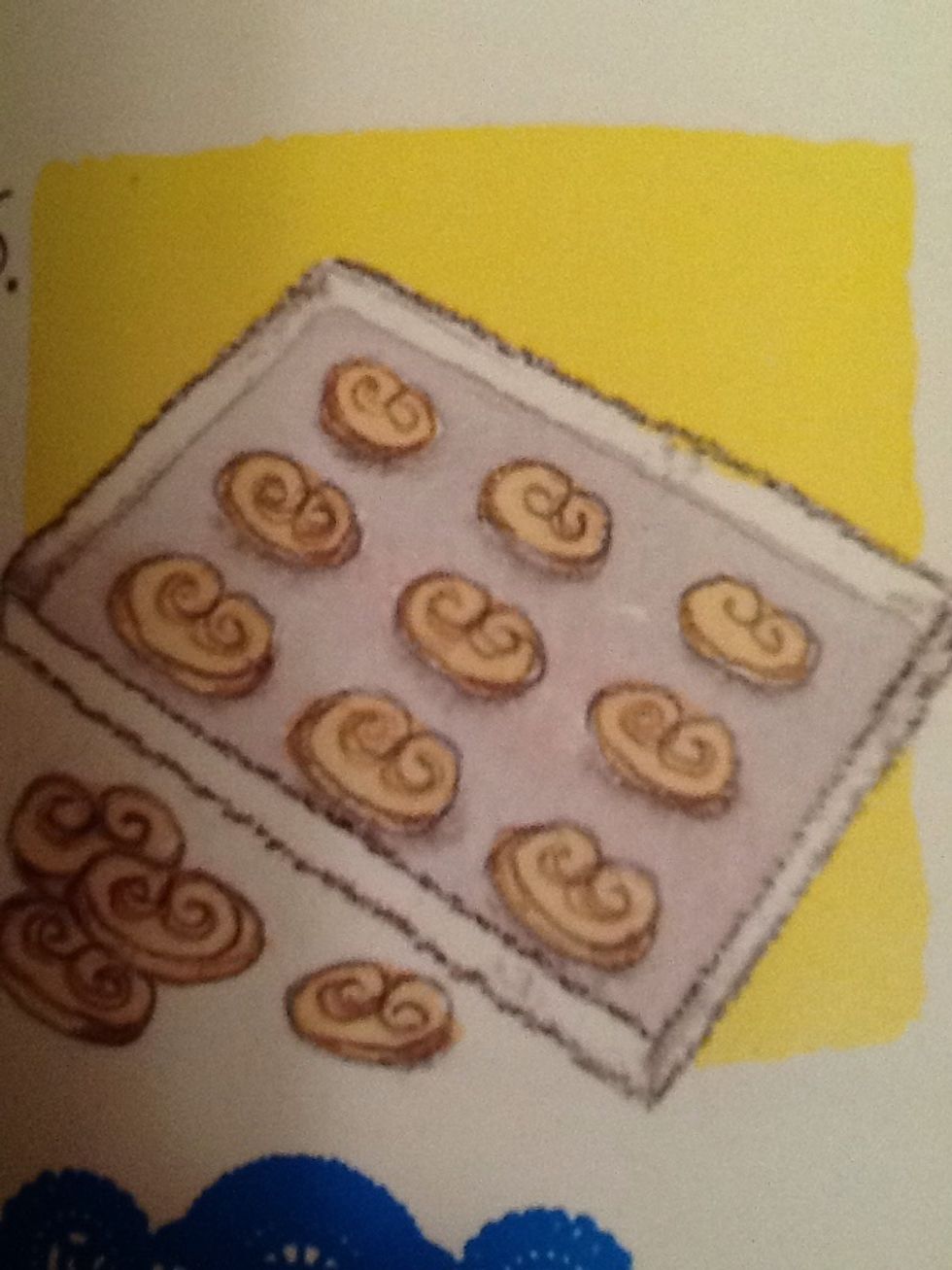 Col\u00b7loca les palmeres en una plata folrada amb paper d'alumini deixant suficient espai entre si.