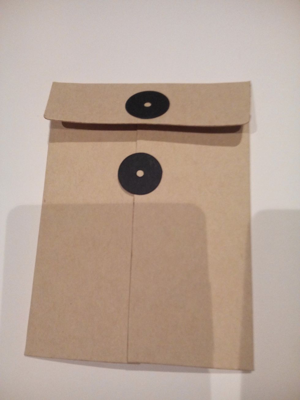 Cole as argolas com a cor que escolheu (neste caso preto) nos 12 envelopes