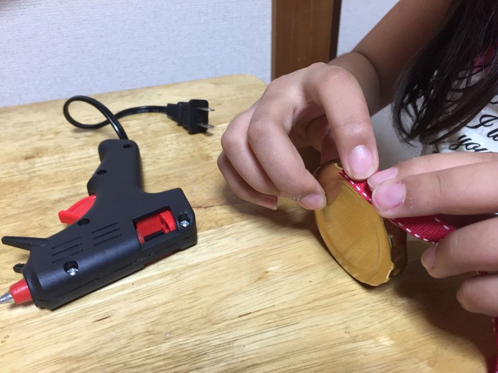 Cole uma fita em volta da tampa Mas isso \u00e9 voc\u00ea que escolhe se quer ou n\u00e3o colocar\ud83d\ude03