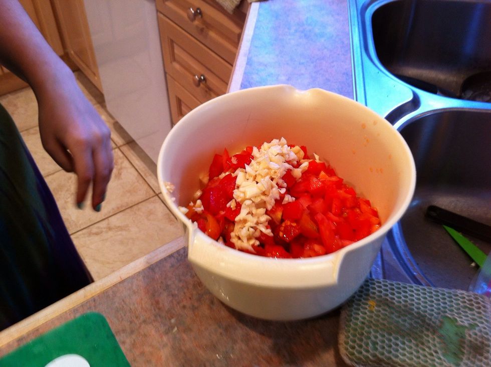 Collect tomatoes and garlic in a bowl