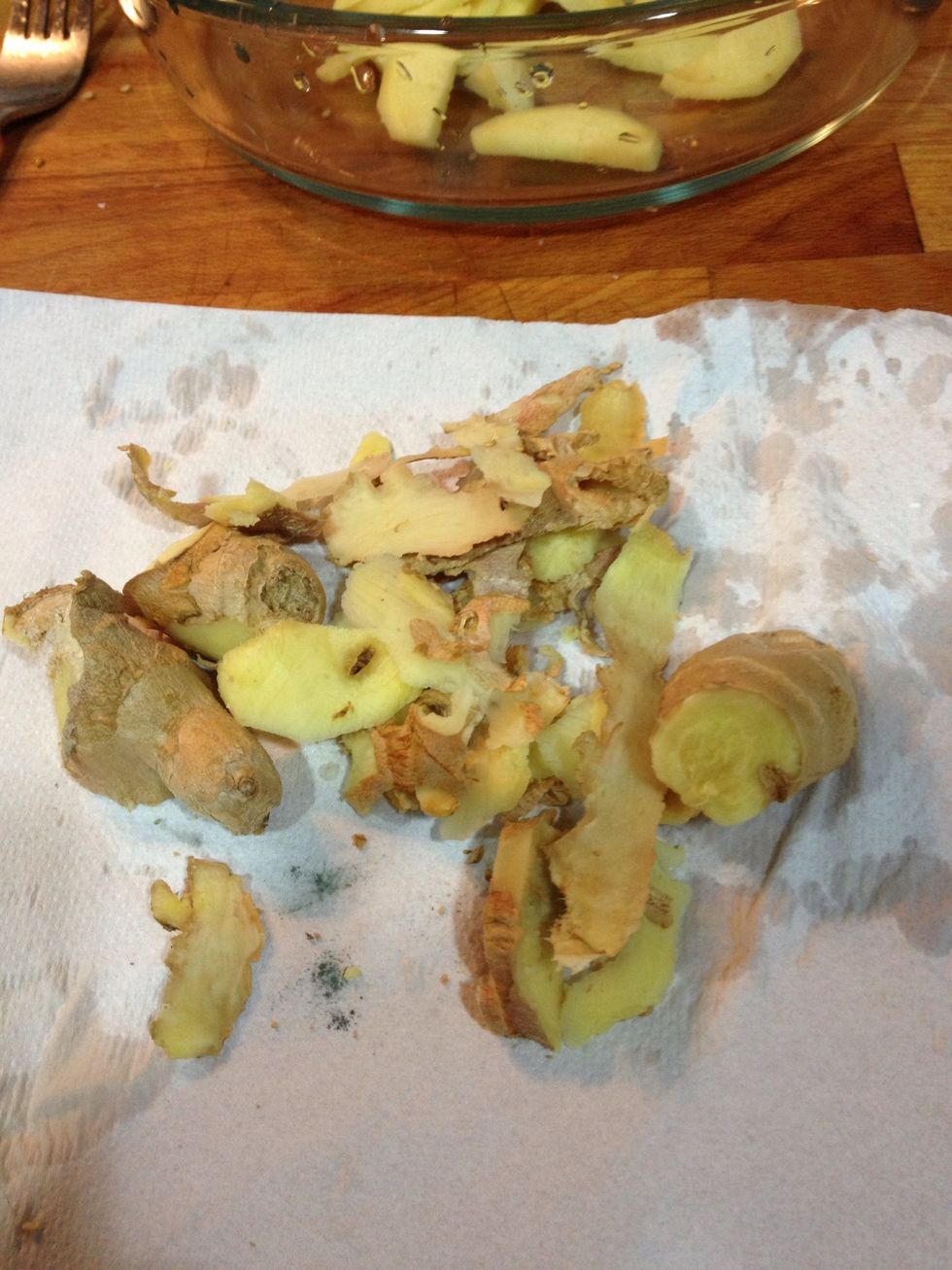 Coloca papel de cocina debajo para no manchar la tabla de cortar y poder tirar todo de una vez.