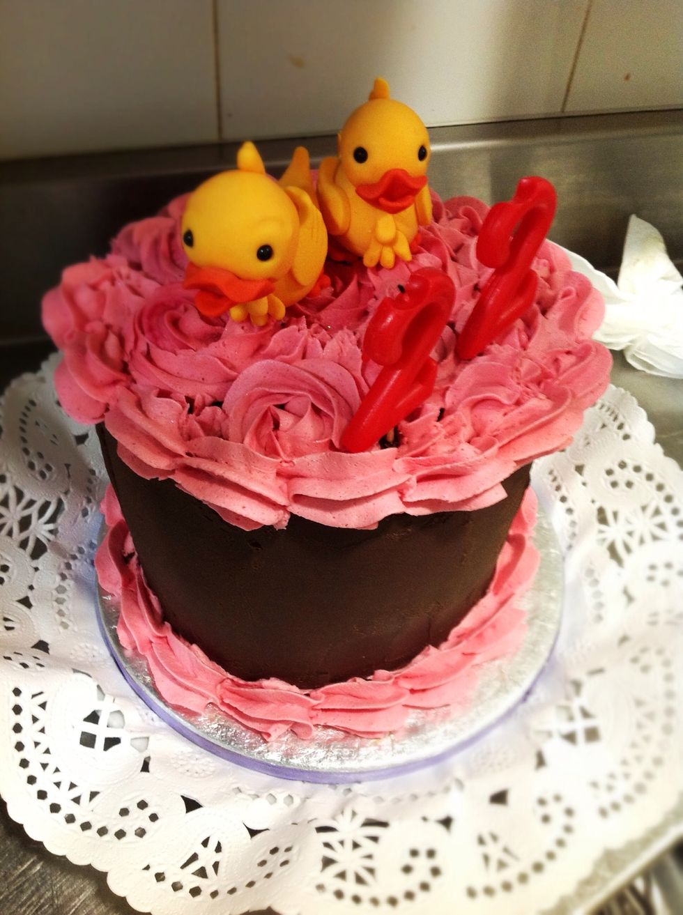 Colocamos los patos modelados con fondant y ya esta terminada!