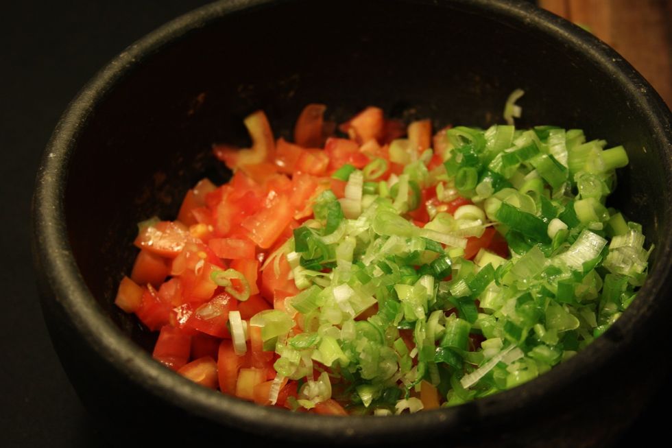 Colocar a cebolinha e os tomates picados numa tigela.
