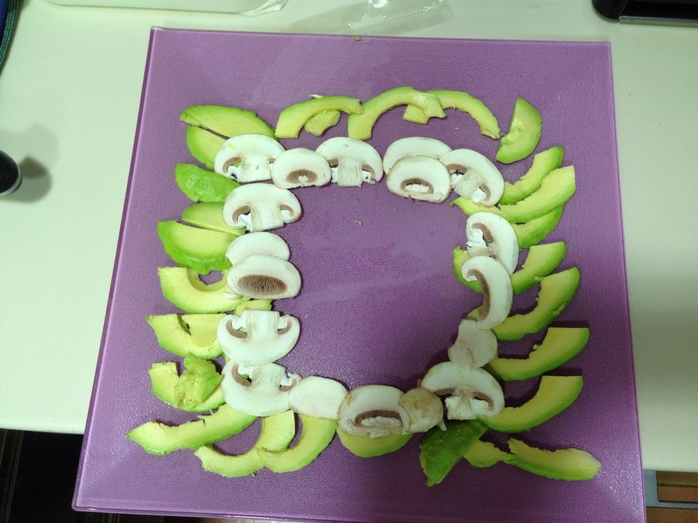 Colocar champi\u00f1on laminado muy fino.