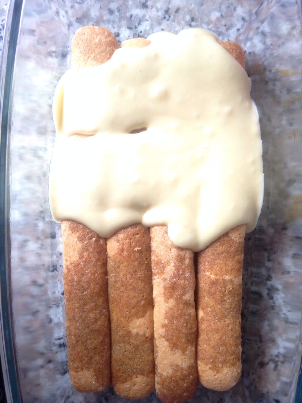 Colocar la primera capa de biscotelas y mojar un poco con el cafe, pero que no se empapen porque es la capa base y queremos que sea mas firme. Batir las claras y agregar a la mezcla de yemas y queso.