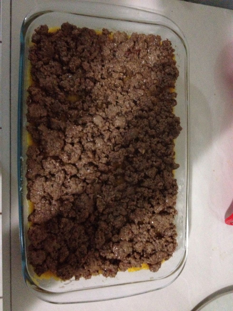 Colocar una capa de la carne molida de res que reci\u00e9n se cocin\u00f3.