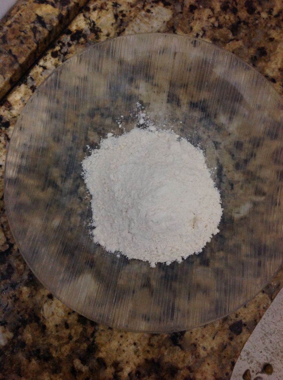 Coloque farinha de trigo em um prato