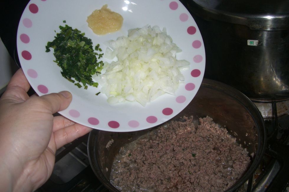 Coloque o coentro, alho cebola e os temperos.  Acrescente o molho de tomate deixe refogar e reserve.