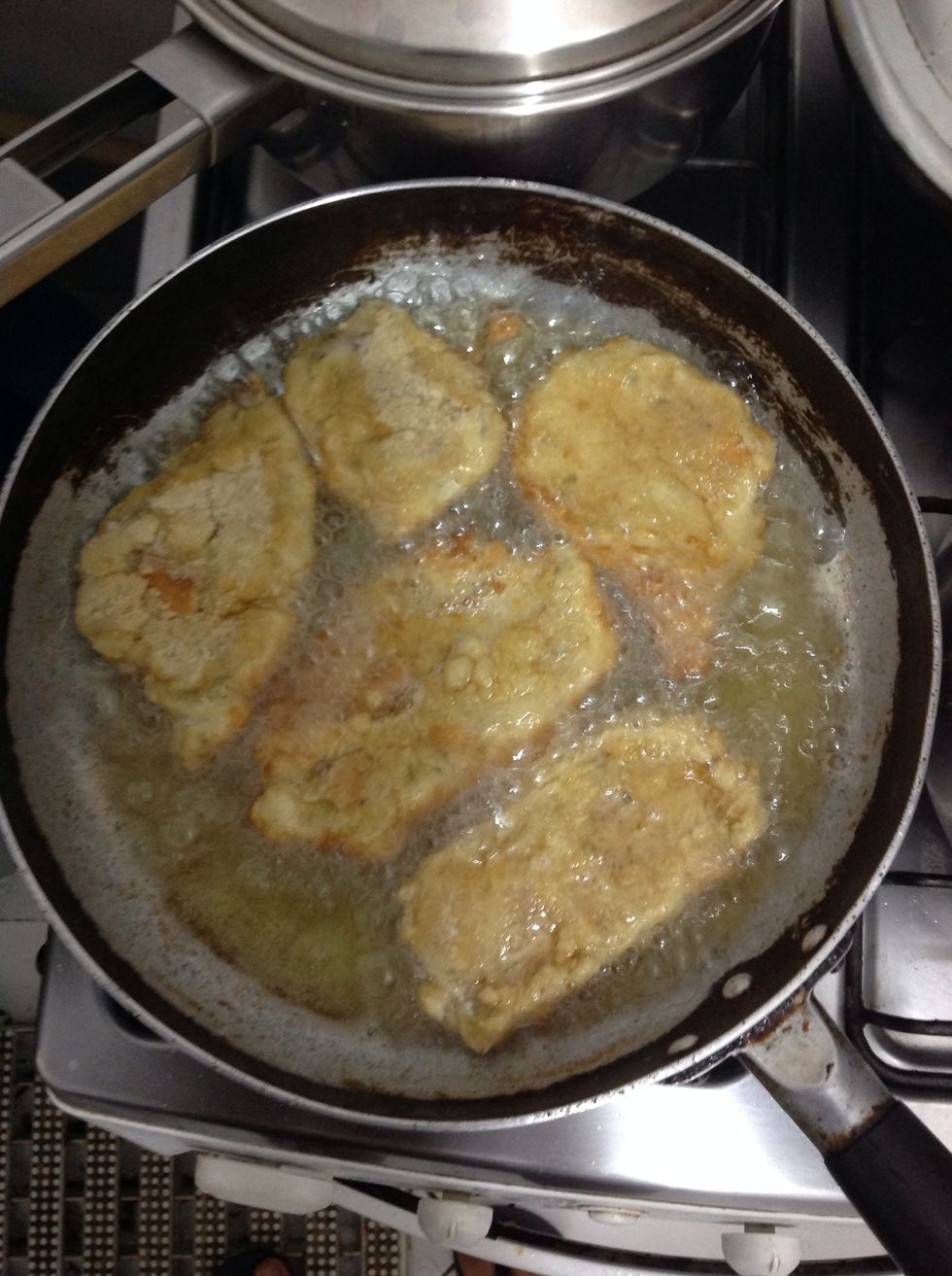 Coloque os frangos no \u00f3leo bem quente