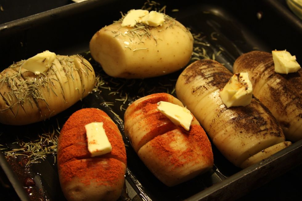 Coloque um pedacinho de manteiga por sobre cada batata e leve ao forno aproximadamente 45 minutos, at\u00e9 as batatas ficarem douradas e macias por dentro.