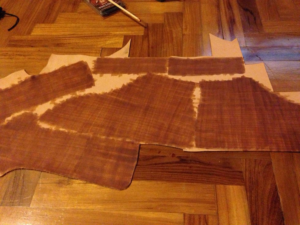 Color it out with leather dye, this is the first layer of the dye, i use light brown