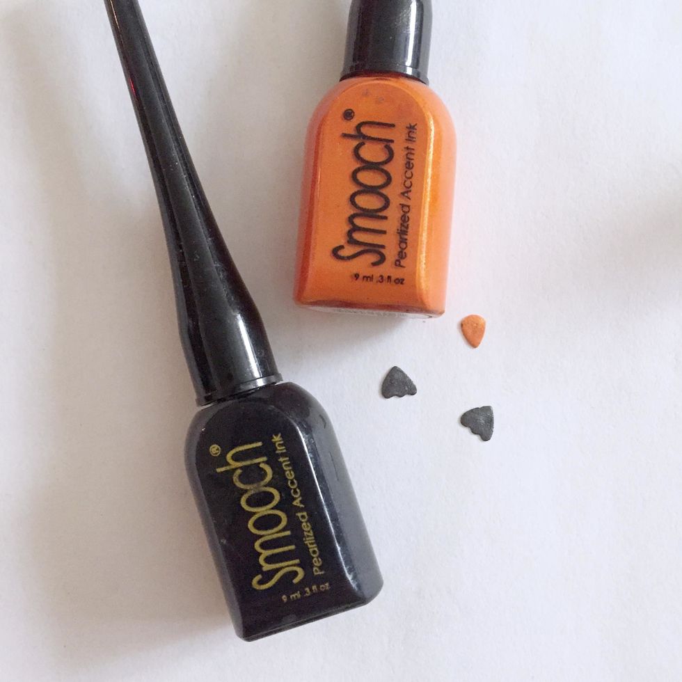 Color the beak with an orange ink and the feet with black ink.