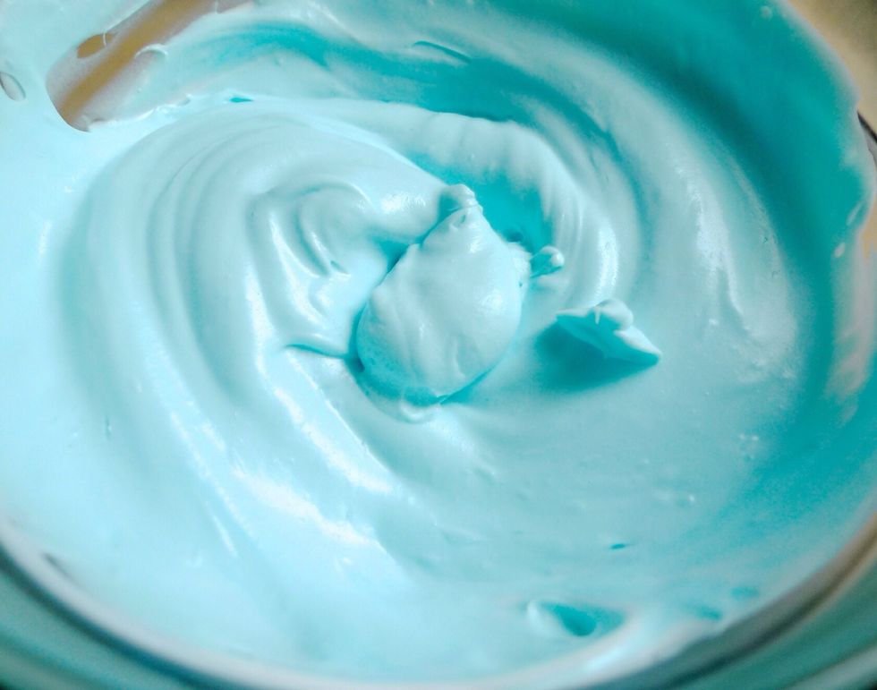 Colour the other half of the whipped topping blue.