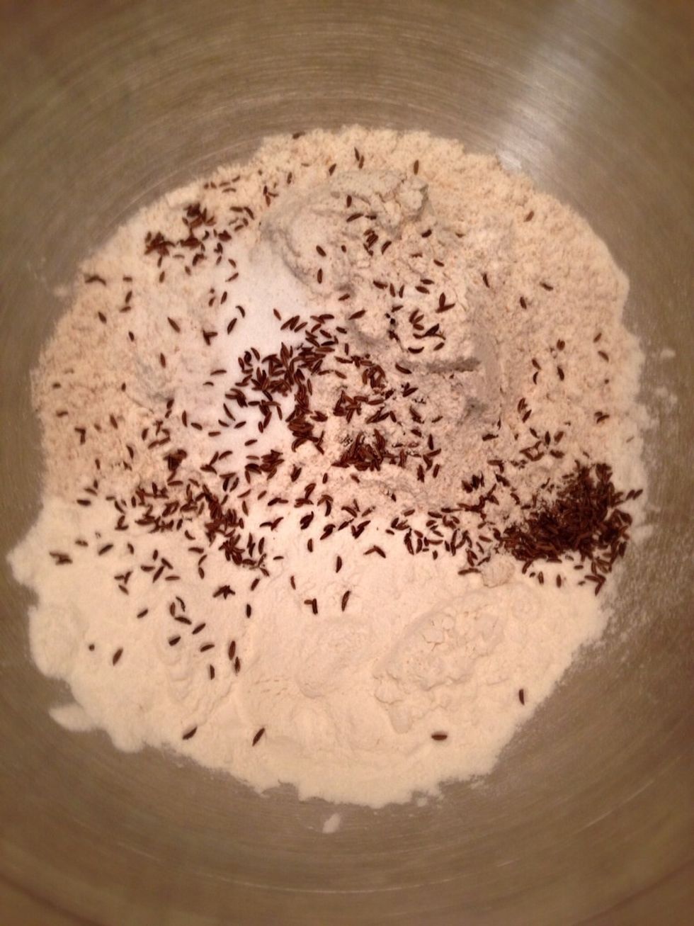 Combine 2c Whole Wheat flour, 1/2c All purpose flour, 1tsp salt and 1tbsp Caraway in a large bowl. You can alternate with sunflower or pumpkin seeds, it's up to you.