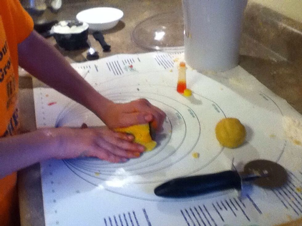 Combine 4 sections and die red. Next combine 3 sections to die green. Combine 2 to die yellow. For the last section dye blue.