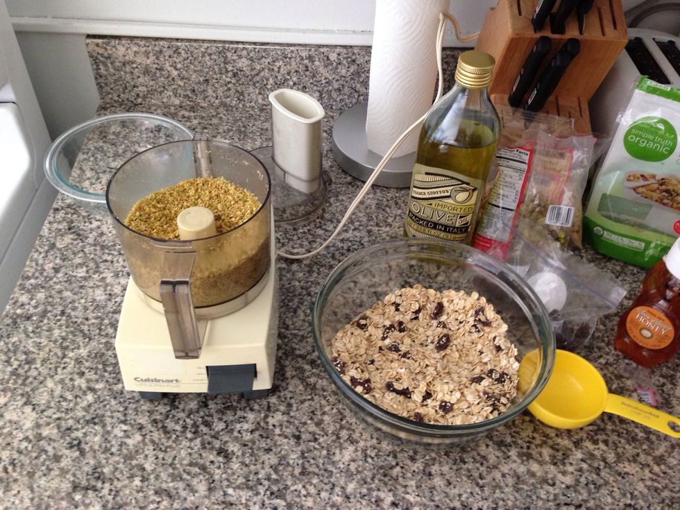 Combine all other dry ingredients (oats, quinoa, chia seeds, raisins) in a large bowl.