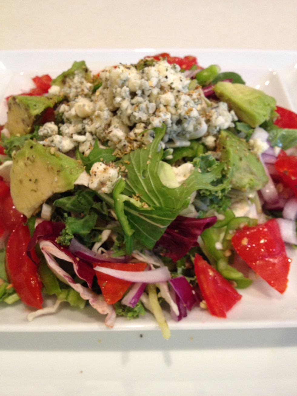 Combine all the ingredients into a salad bowl or plate and enjoy with your favorite salad dressing.