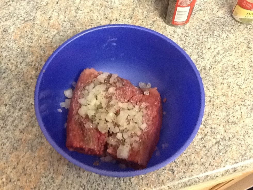 Combine beef, salt, pepper, basil, and onions together in a bowl.