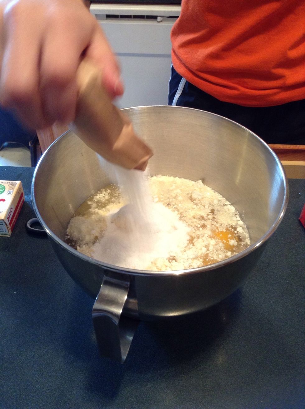 Combine cake mix, eggs, water, oil, and instant pudding in a large bowl