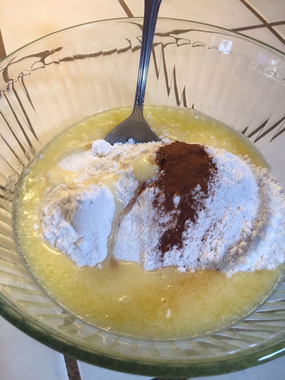 Combine cake mix, melted butter and cinnamon, stir until combined.