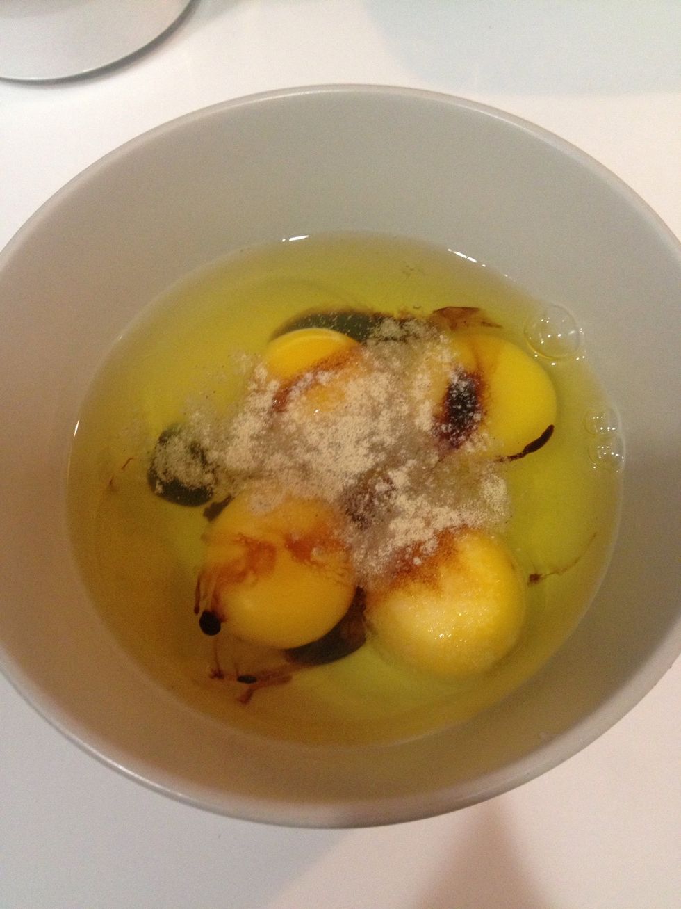 Combine egg, a dash of white pepper, small pinch of salt and 1/3 tsp soy sauce in a bowl.