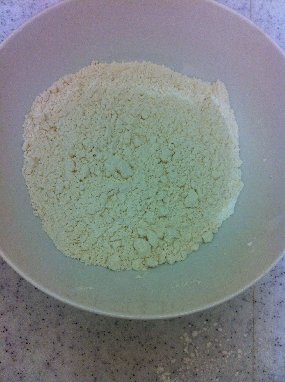 Combine flour and baking powder in a bowl and set it aside