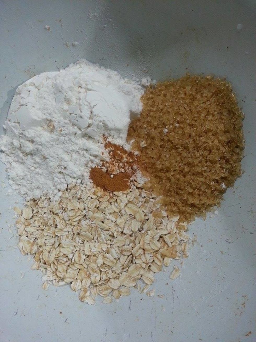 Combine flour, oats, sugar and 1/2 teaspoon of cinnamon.