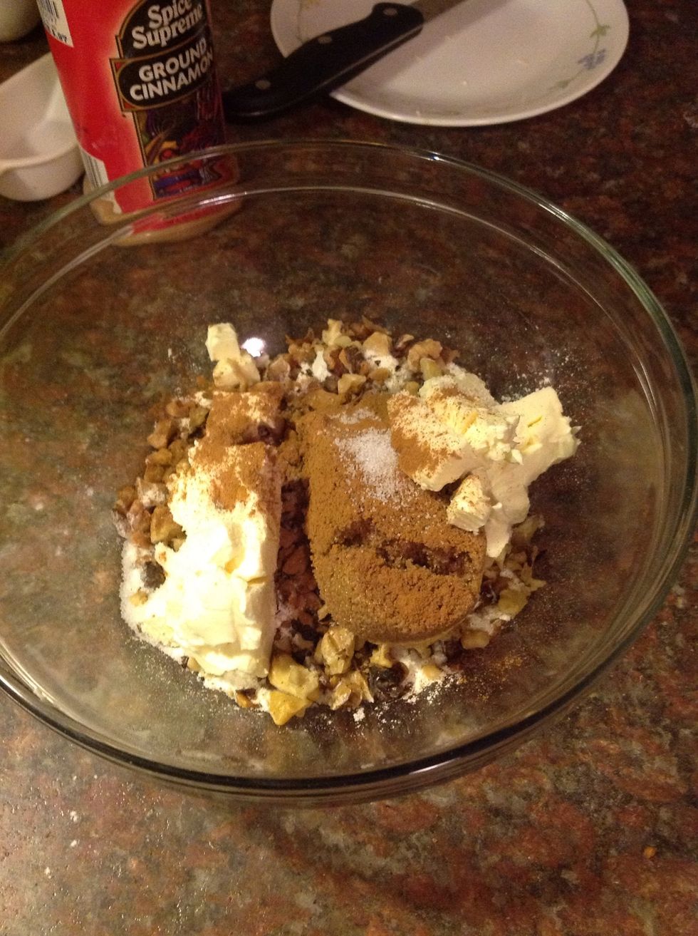 Combine flour, walnuts, brown sugar, butter, cinnamon, and salt in a bowl.