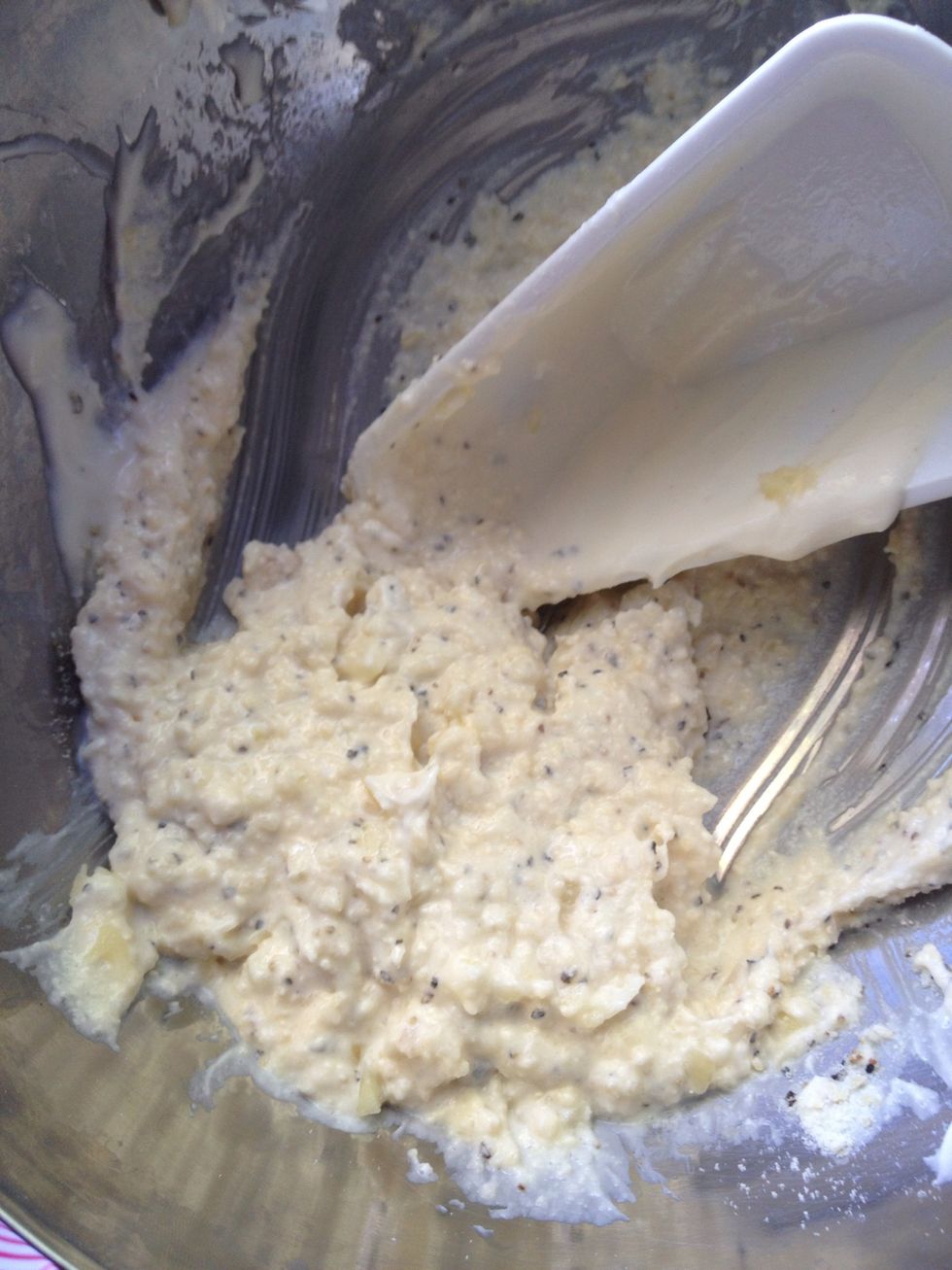 Combine Greek yogurt, Parmesan cheese, Garlic powder, Season salt, and pepper in a bow.