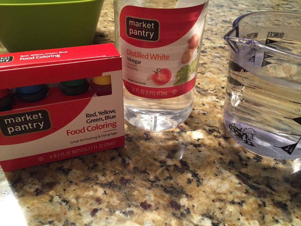Combine in a bowl vinegar, water, and food coloring