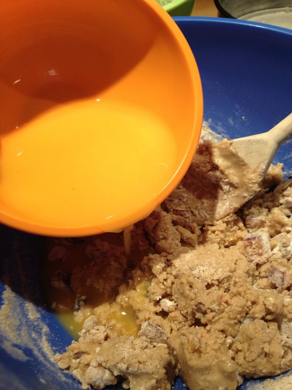 Combine orange juice and vanilla in a small bowl.