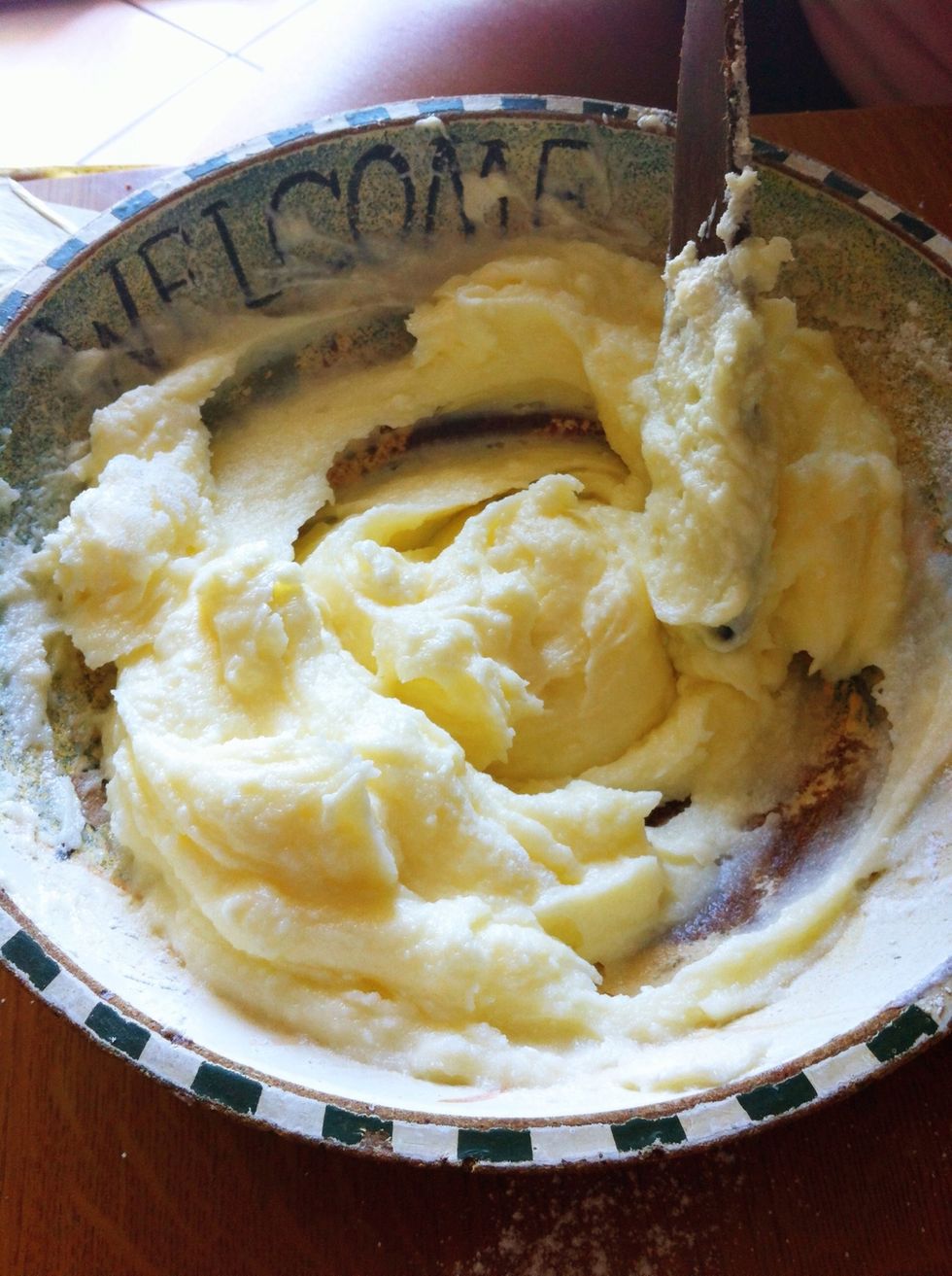 Combine Philadelphia cream cheese, softened butter, confectioners' sugar and 1 teaspoon of vanilla extract in a medium bowl