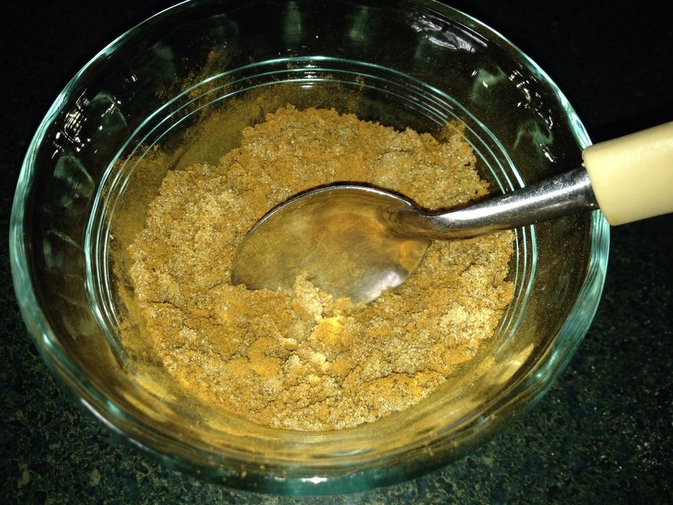 Combine the brown sugar and cinnamon.
