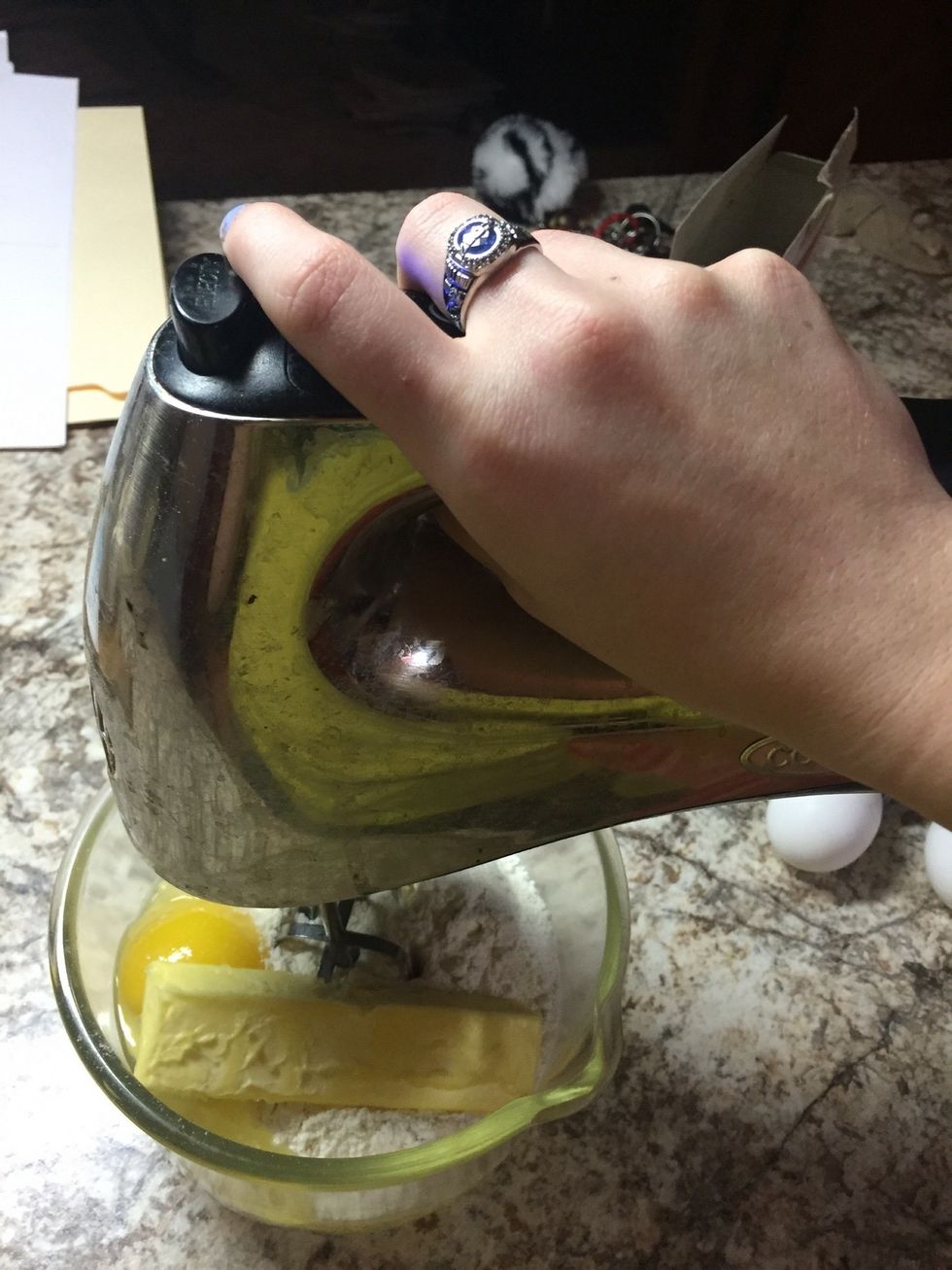 Combine the cake mix, one egg, and 8 tablespoon of butter