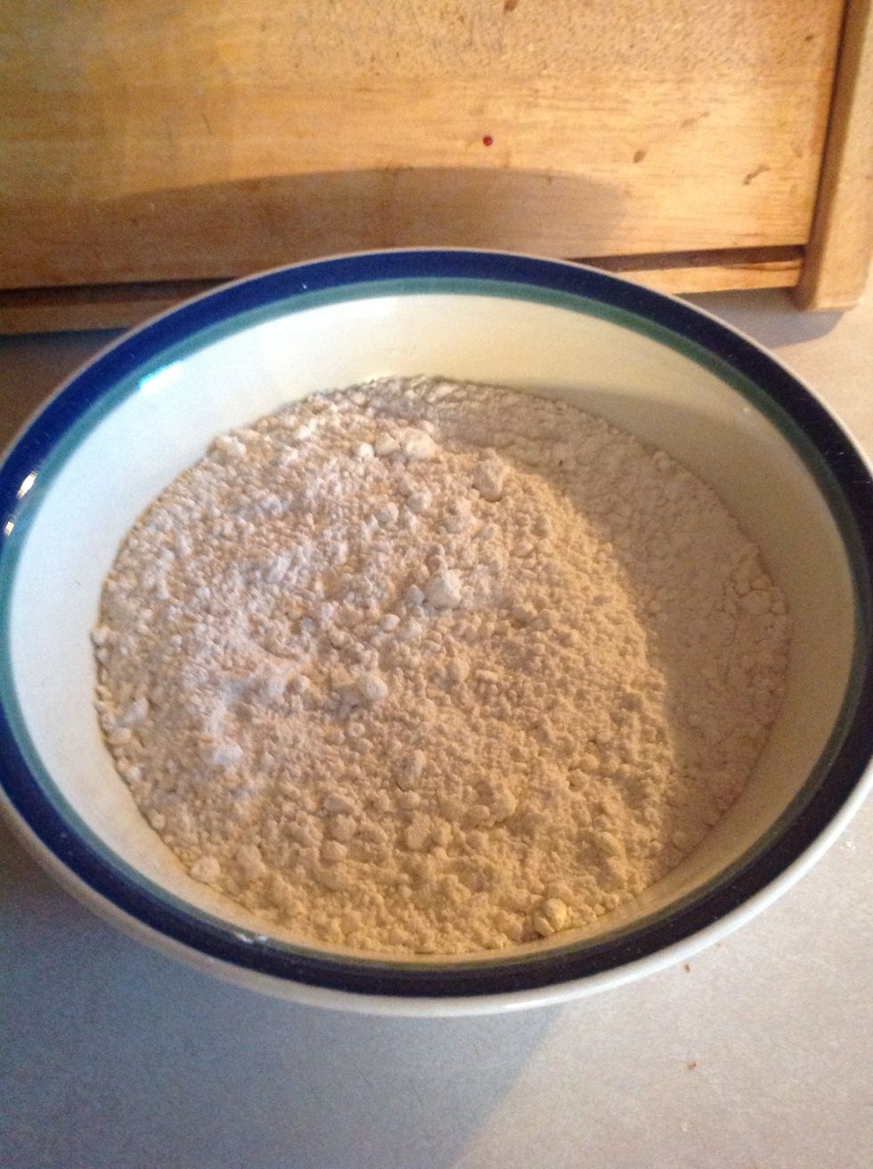combine the flour, baking soda, and salt in a small bowl and set it aside.