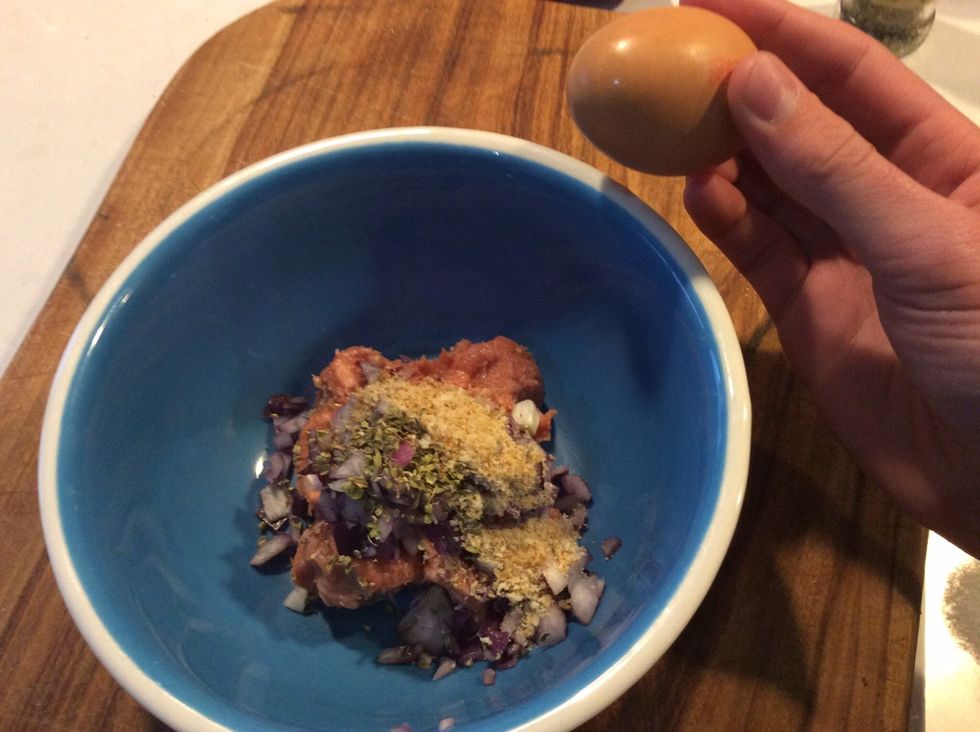 Combine the grated onion, pork mince, egg, breadcrumbs and oregano in a large bowl.