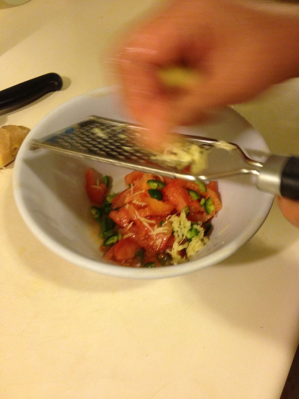 Combine the tomatoes, pepper, and ginger in an bowl.