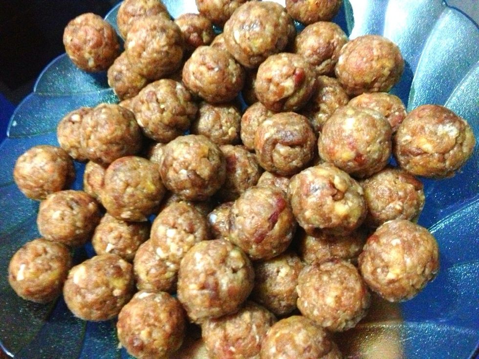 Combined altogether: 1 lb of minced beef, 1 tsp of salt, 1 1/2 tsp of ground white pepper and 1 egg. Form into small balls (about 1/2 to 3/4 inch diameter). Set aside.