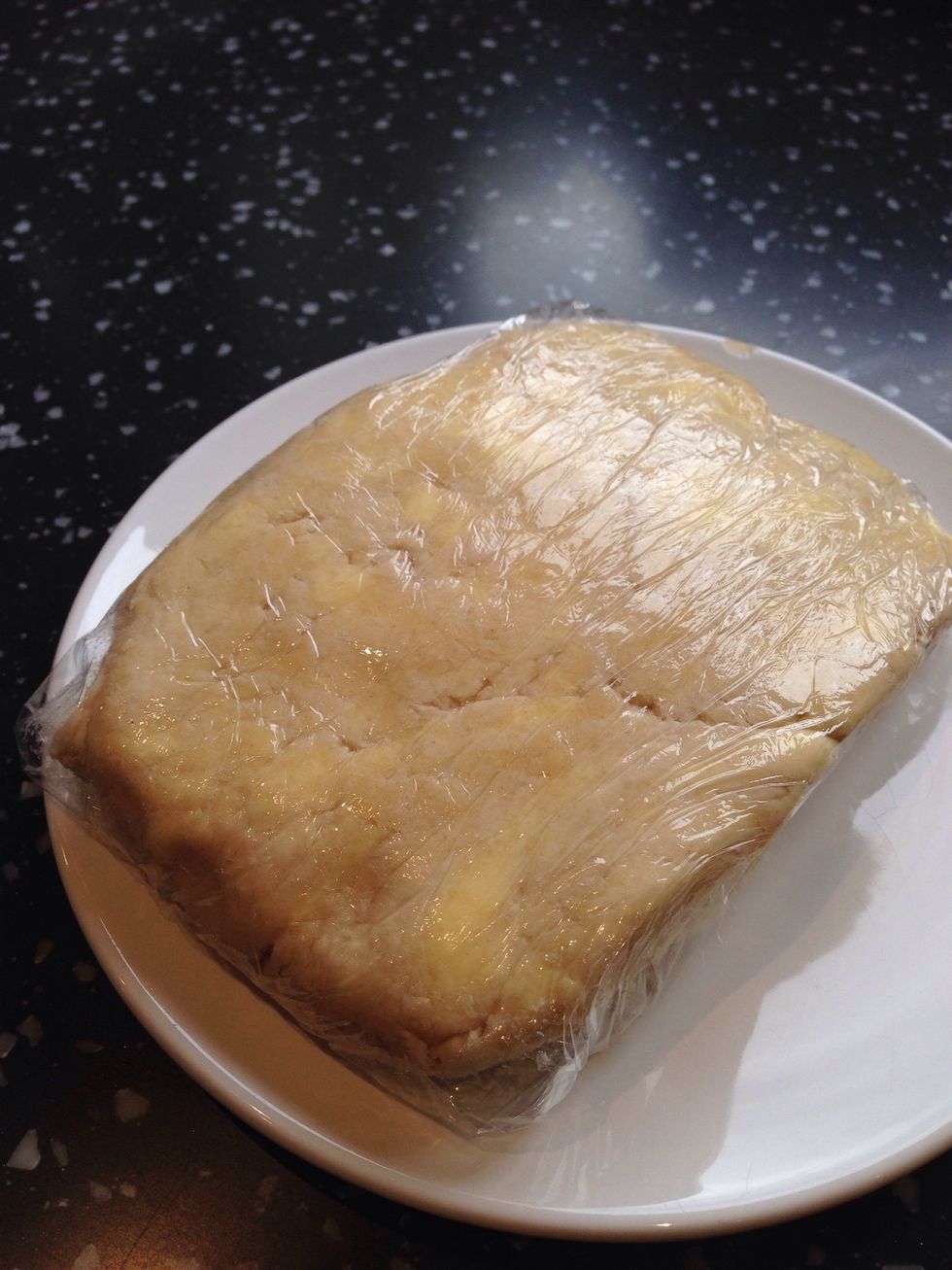Comer the dough with cling film and chill for 2 hours in the refrigerator