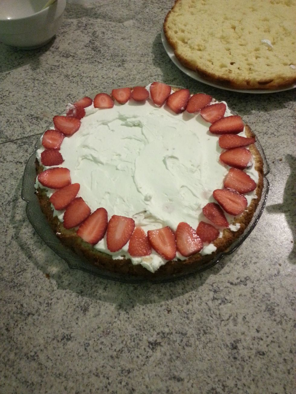 Cominciare a ricoprire con i fragoloni tagliati a fettine