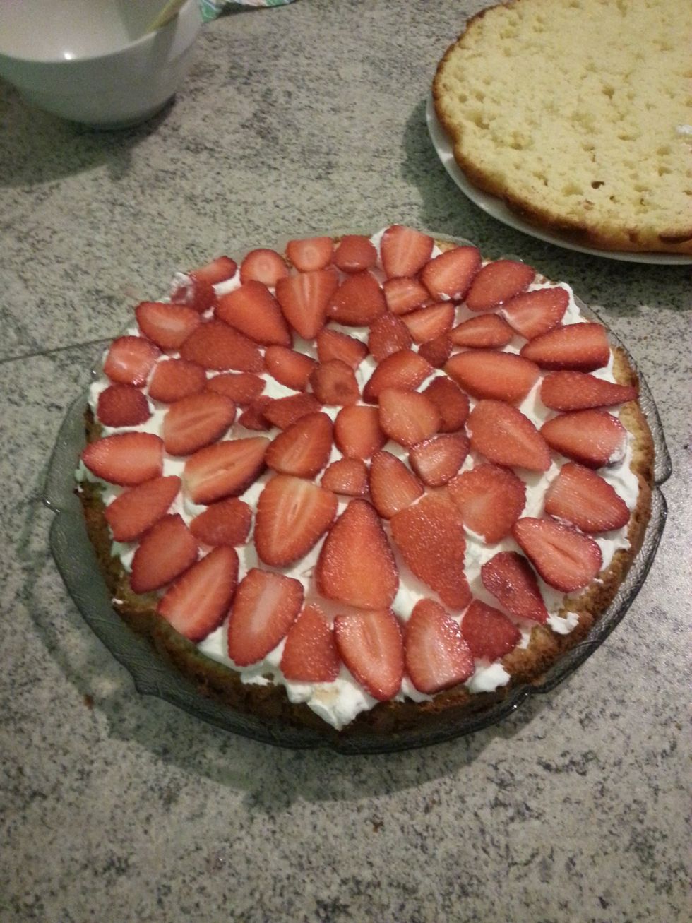 Completata l'operazione, coprire con la parte superiore della torta