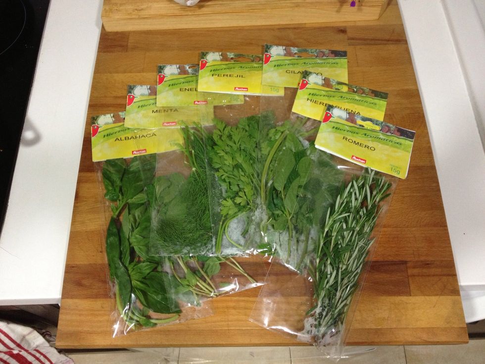 Compra hierbas arom\u00e1ticas frescas. Si tienes paciencia para plantarlas y mantenerlas t\u00fa mismo, adelante. Pero costando cada bolsa entre 0.70 y 1,00\u20ac en Alcampo, pues "ya si eso".