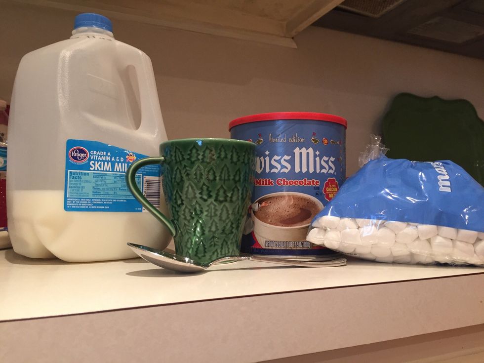 Compra la leche y la mezcla de chocolate caliente.