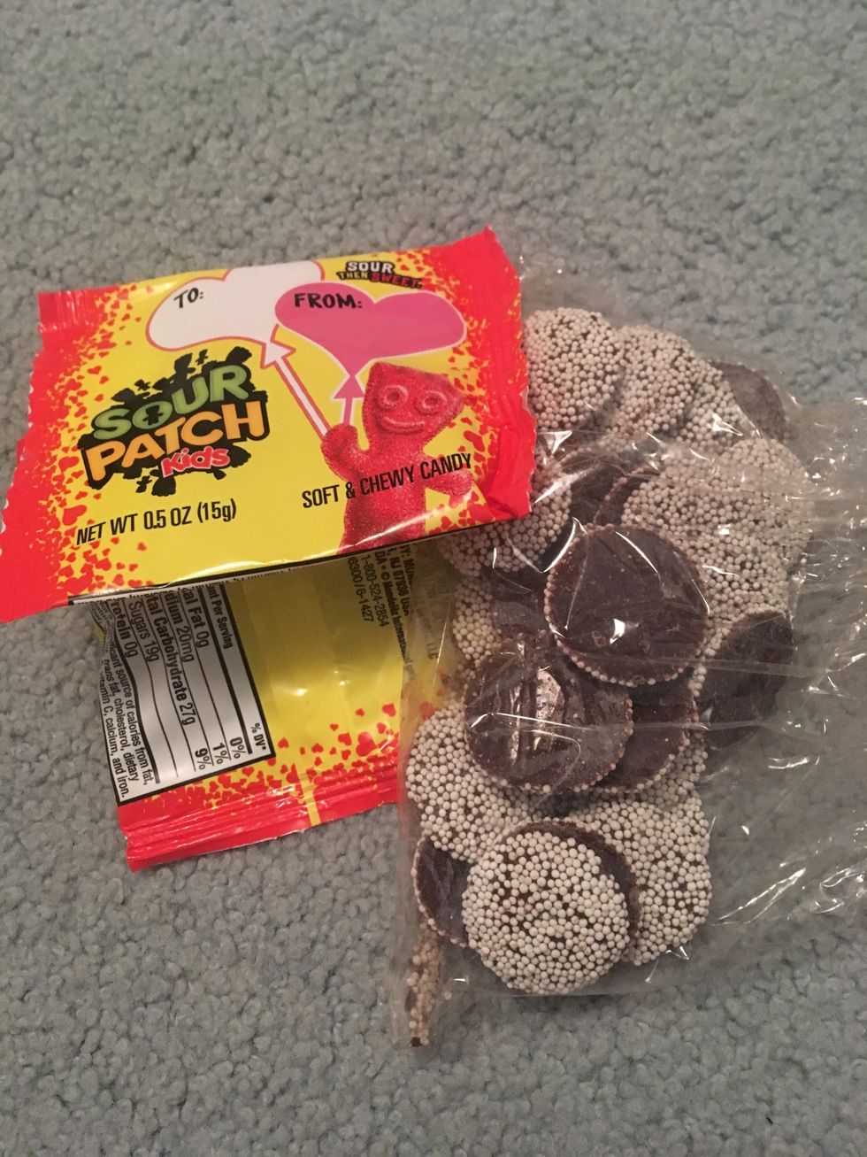 Compre dulces para su hermanito.