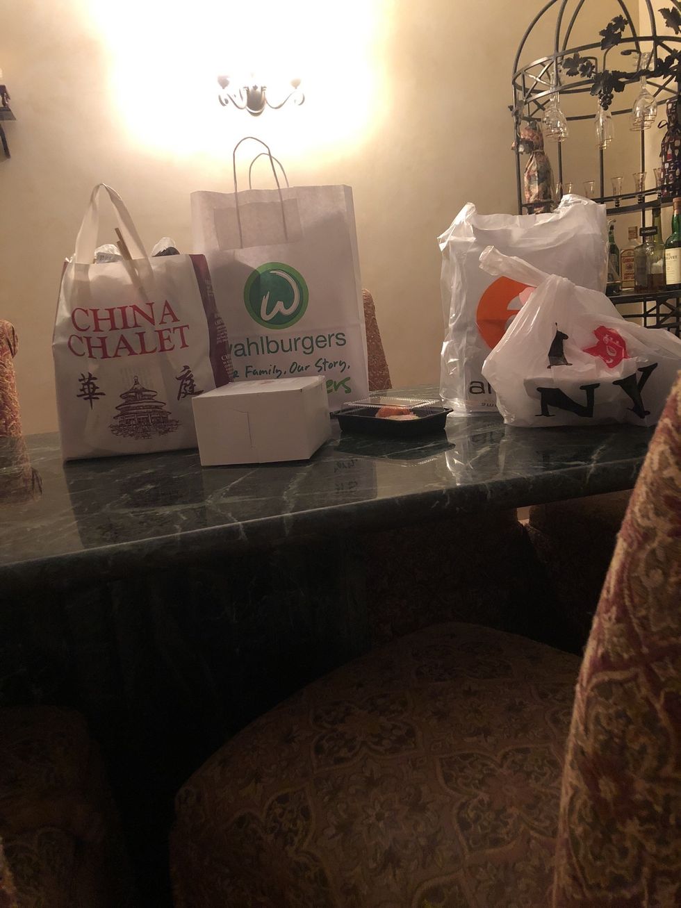 Compre mucha comida y no come nada.