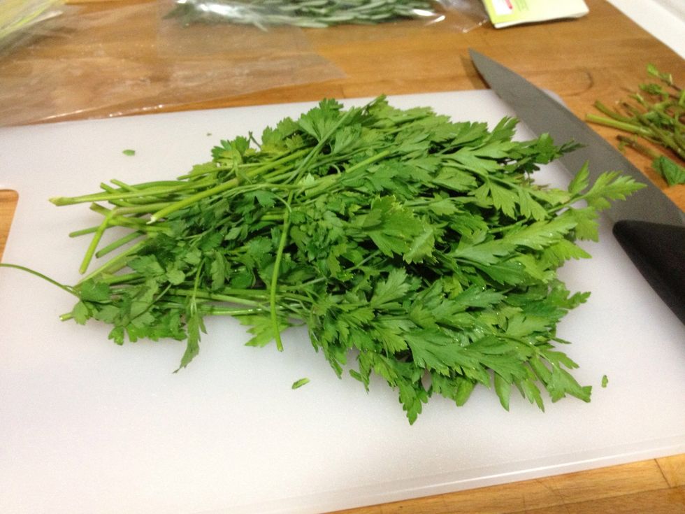 Con el perejil, pues prefiero picarlo bien antes de congelarlo.