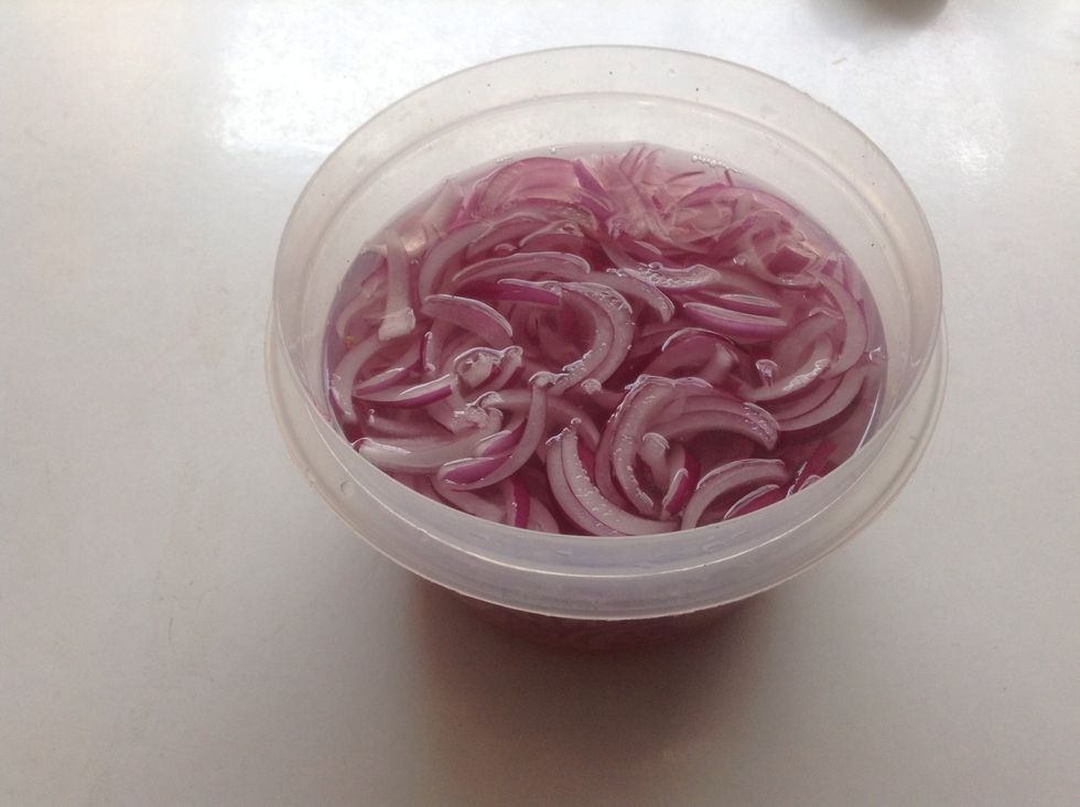 Con sal y lim\u00f3n en un taz\u00f3n con agua ponemos a curtir la cebolla